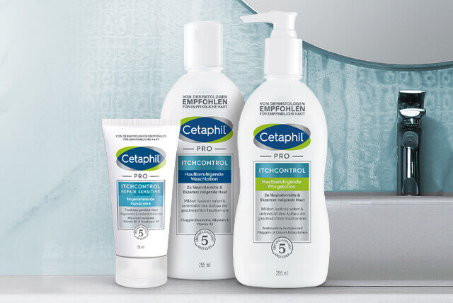 Drei Cetaphil Hautpflegeprodukte aus der PRO ItchControl Serie für zu Neurodermitis und Ekzeme neigende Haut. 