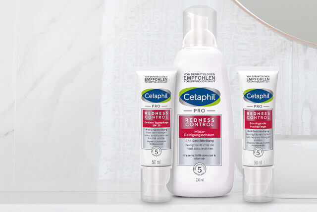 Drei Cetaphil Hautpflegeprodukte aus der PRO RednessControl Hautpflegeserie für zu Rosacea und Rötungen neigende Haut. 