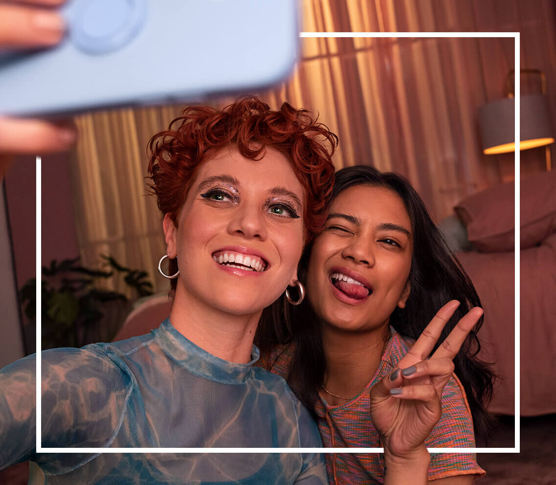 Zwei Frauen machen ein Selfie