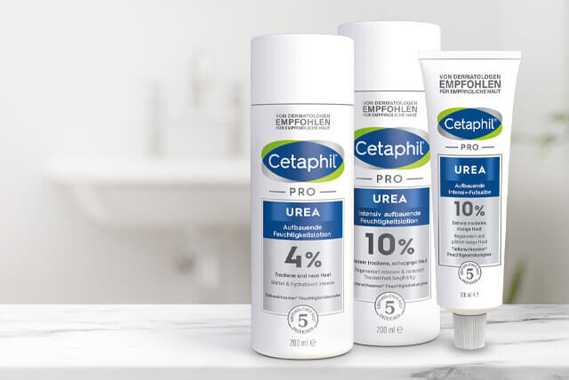 Drei Cetaphil Hautpflegeprodukte aus der PRO Urea Serie für trockene Haut, wie zum Beispiel altersbedingter Xerose und zu Neurodermitis neigender Haut. 