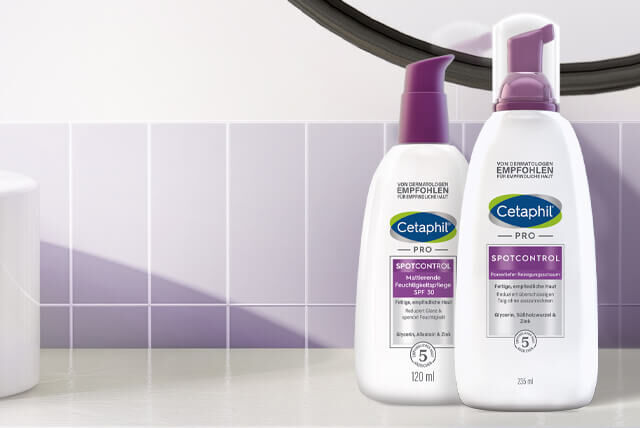 Zwie Cetaphil Hautpflegeprodukte aus der PRO SpotControl Hautpflegeserie für fettige, empfindliche Haut.