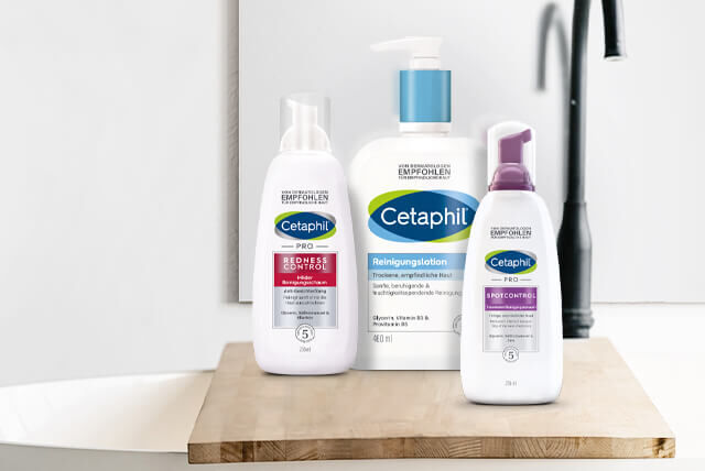 3 Cetaphil Reinigungsprodukte für empfindliche Haut, dargestellt an einem Waschbecken, vor einem Badezimmerspiegel