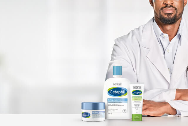 Drei Cetaphil Produkte auf dem Tisch eines Dermatologen