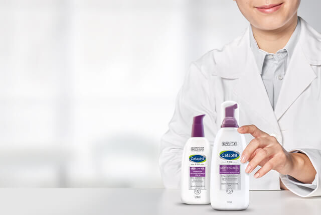 Drei Cetaphil Produkte auf dem Tisch einer Dermatologin